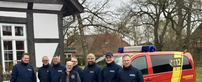 Mehrere Teilnehmer stehen vor einem roten Feuerwehr-Einsatzfahrzeug mit gelber Beschriftung; Prüfung SBF See/Binnen sowie Funkzeugnisse UBI und SRC. März 2026 Prüfungstag.
