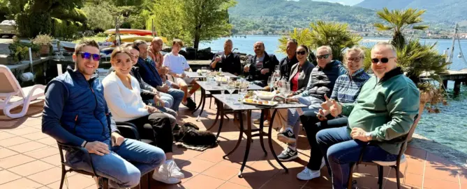 Bei strahlendem Sonnenschein feiert die Gruppe am Gardasee im Hotel Garden Zorzi nach der SBF See und Binnen Prüfung gemeinsam den Erfolg mit Blick auf den See.