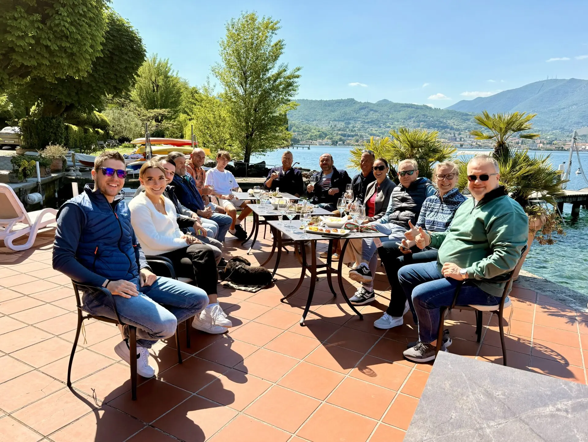 Bei strahlendem Sonnenschein feiert die Gruppe am Gardasee im Hotel Garden Zorzi nach der SBF See und Binnen Prüfung gemeinsam den Erfolg mit Blick auf den See.