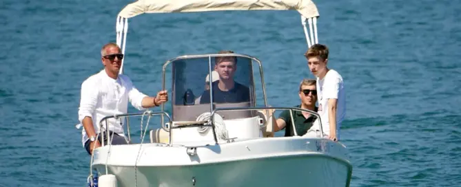 Vier Teilnehmer fahren bei der Bootsprüfung auf dem Gardasee in San Felice del Benaco gemeinsam ein Motorboot.