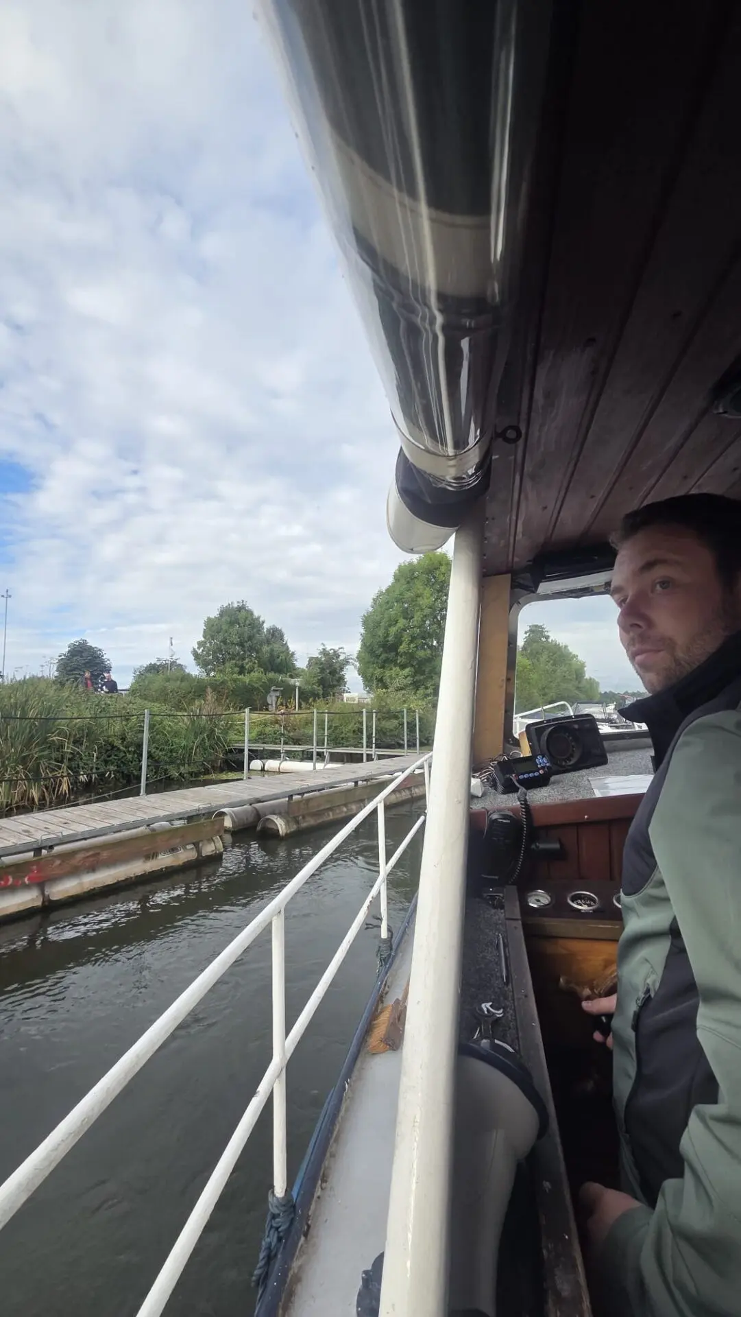Bootsführer steuert ein Motorboot auf der Weser während der praktischen Sportbootführerschein-Prüfung am 29.08.2026